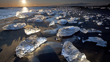 Diamentowa plaża na Islandii. Skąd się bierze jej fenomen?