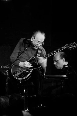 Les Paul podczas występu nowojorskim Iridium Jazz Club. Fotografia z 2008 roku. fot. Wikimedia Commons.