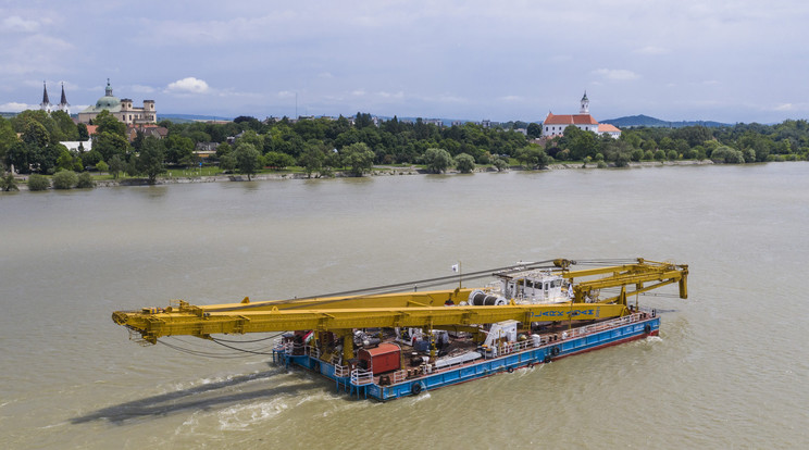 A Clark Ádám részt vett a Duna-híd tavalyi építésében is. Több száz tonnát képes megmozgatni /Fotó: MTI - Molnár-Bernáth László