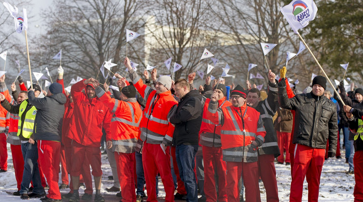 A győri Audi-gyár több ezer munkása lépett sztrájkba csütörtökön magasabb bért követelve / Fotó: MTI-KRIZSÁN CSABA