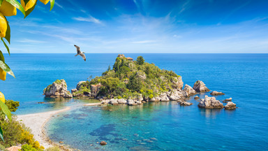 Najpiękniejsze plaże na Sycylii -  gdzie warto jechać? Co zobaczyć w okolicy?