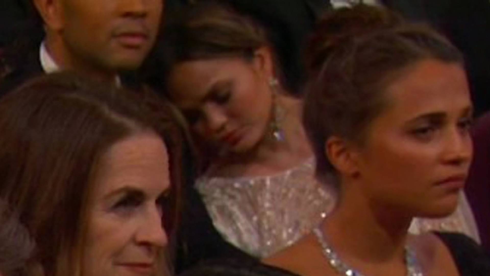Krisi Tajgen uhvaćena kako spava na dodeli Oskara