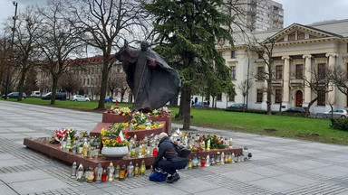 Uszkodzony pomnik Jana Pawła II w Łodzi stoi w oku kamery, która wcześniej zapobiegła kradzieży roweru