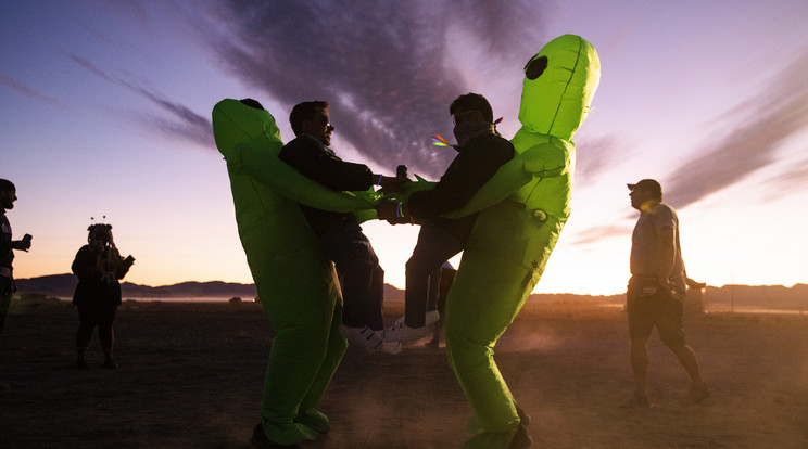 Az ostromlók nem jutottak be a bázisra, így inkább táncra perdültek a sivatagban / Fotó: MTI-EPA