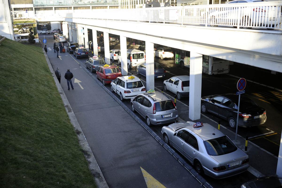 FANTOMSKI TAKSISTA SA AERODROMA Nemca vožnja u ... - Blic (сатира) (саопштења)