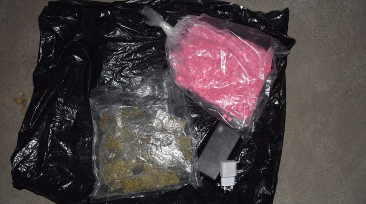Újabb nagy mennyiségű drogra bukkantak a két holland férfinél, akiket a Sziget első napja előtt fogtak el /Fotó: Police.hu