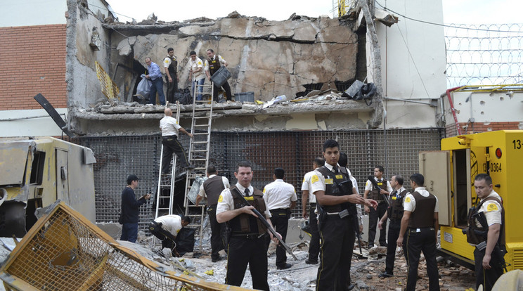Paraguayi rendőrök vizsgálják át a cég felrobbantott telephelyét/Fotó: MTI