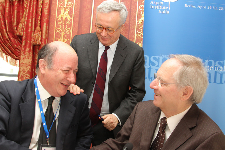 Minister finansów Polski Jacek Rostowski (z lewej), minister finansów Włoch Guido Tremonti (w środku) oraz minister finansów Niemiec Wolfgang Schaeuble (z prawej) podczas spotkania.