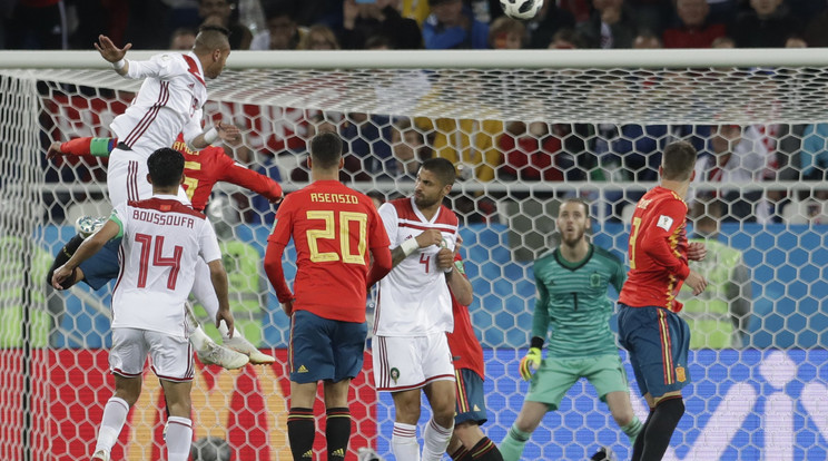 A marokkói Juszef en-Nesziri befejeli csapata második gólját a Spanyolország - Marokkó mérkőzésen, az oroszországi labdarúgó-világbajnokság B csoportjának harmadik fordulójában Kalinyingrádban 2018. június 25-én. /Fotó: MTI/AP/Petr David Josek