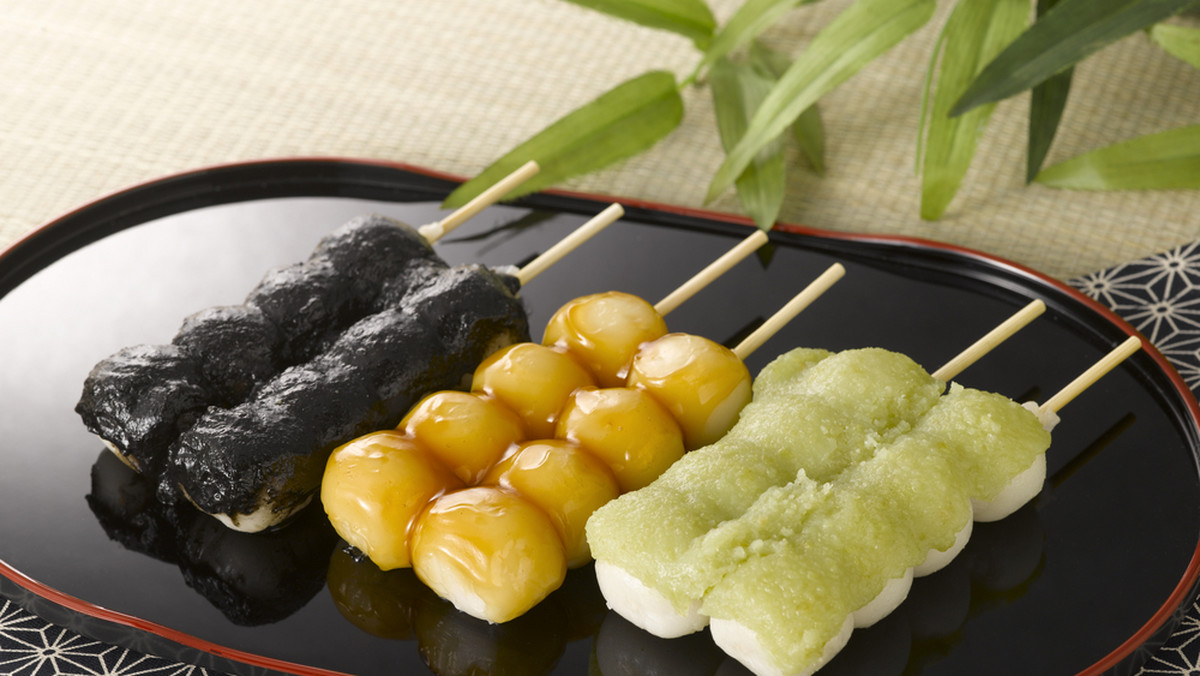 Sushi, manga i samuraje – to najczęstsze skojarzenia, jakie przychodzą nam na myśl, kiedy mówimy o Japonii. Najwyższa pora to zmienić i rozszerzyć znajomość zarówno tego kraju, jak i jego kuchni o tradycyjne desery. Sprawdź, co słodkiego serwują sobie obywatele Kraju Kwitnącej Wiśni!