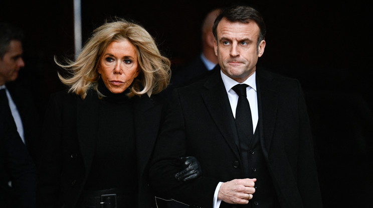 Emmanuel Macron megvédte a feleségét/Fotó: Northfoto