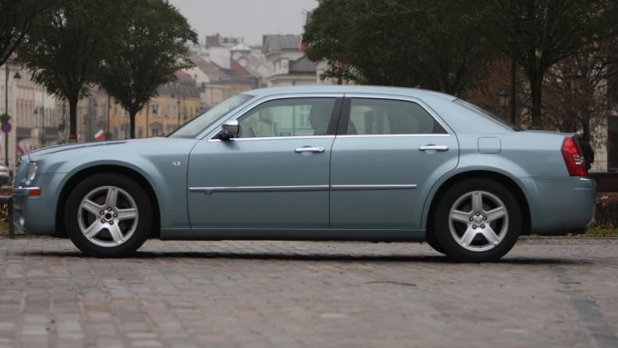 Używany Chrysler 300C: czy warto kupić amerykańską limuzynę?