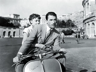 Audrey Hepburn i Gregory Peck na Vespie w „Rzymskich wakacjach” okazali się lepszym motorem sprzedażowym niż zwykła reklama. Po premierze filmu rodzinna firma sprzedała 100 tys. skuterów.