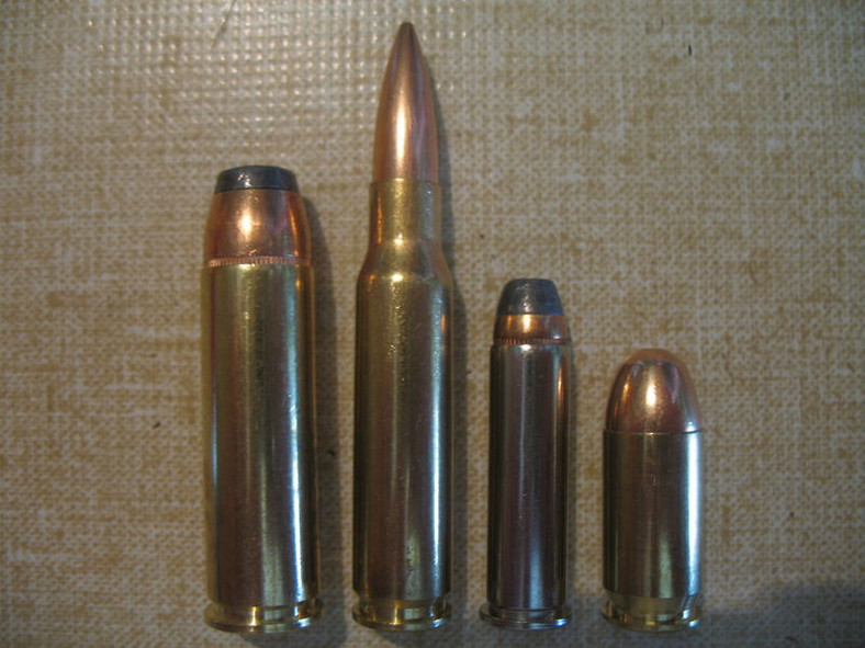 Porównanie naboi: od lewej .500 S&W (rewolwer), .308 Winchster (karabin), .357 Magnum (rewolwer), .45 ACP (pistolet)