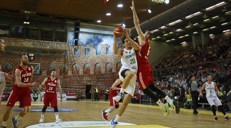 Perl (fehérben) volt a magyar csapat legjobbja a lengyelek elleni 64-57-es győzelem során /Fo­tó: MTI/ Varga György