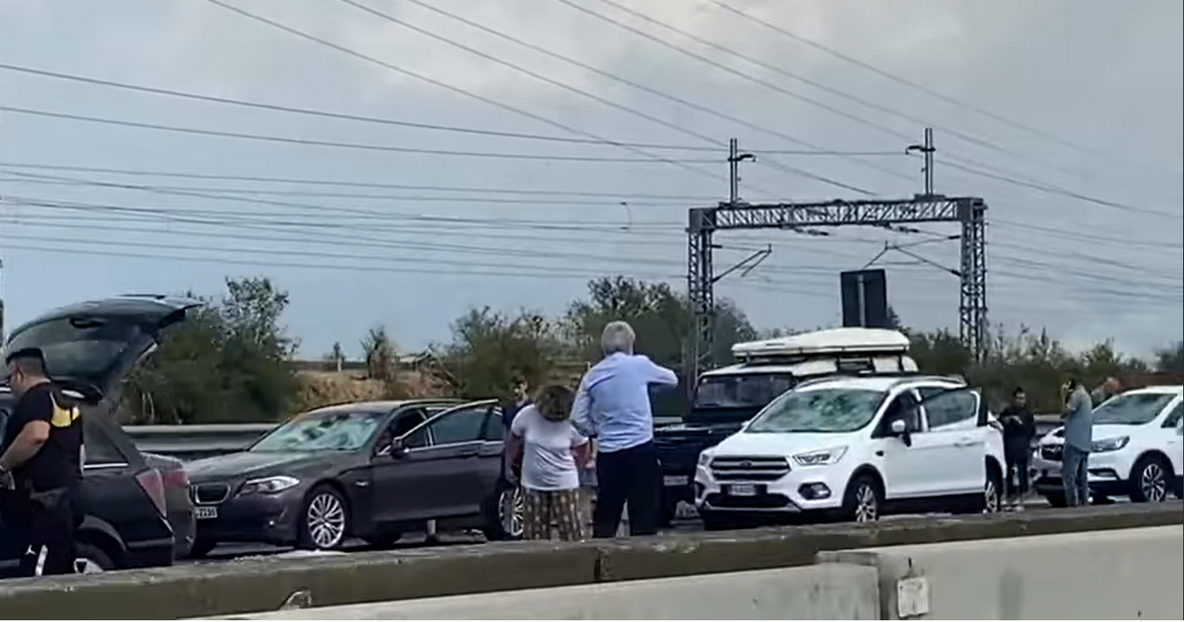 ICE BALL BOMBED ITALY Una città grande quanto una mela ha fatto rumore ieri in autostrada, lasciando solo una colonna di veicoli distrutta (VIDEO)