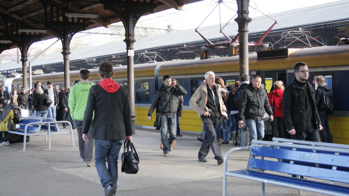 Policja kontynuuje działania prewencyjne w kolejkach SKM. Tym razem ubrani po cywilnemu funkcjonariusze kontrolowali pociągi na trasie Wejherowo - Rumia - Wejherowo. Efektem ich działań było kilkadziesiąt wystawionych mandatów.