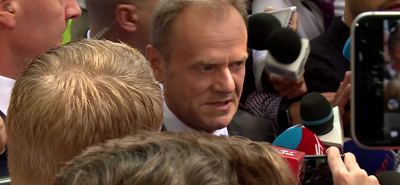 Donald Tusk przybył na przesłuchanie w Prokuraturze Krajowej. Spięcie z dziennikarzem TVP