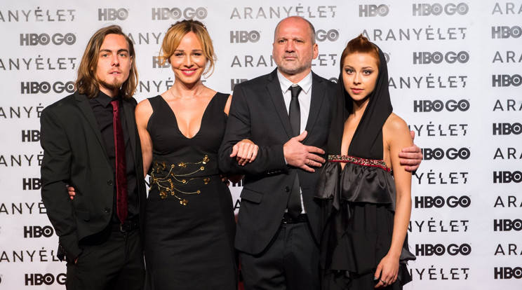 Olasz Renátó (balról) Ónodi Eszter, Thuróczy Szabolcs és Döbrösi Laura
alakítja a Miklósi család
tagjait /Fotó: HBO/ Sághy Tímea
