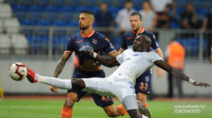 Az egykori újpesti Mbaye
Diagne (fehérben) elképesztő formában ontja
a gólokat a törököknél /Fotó: Profimedia