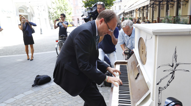 Zongora a a fővárosi Liszt Ferenc téren / Fotó: Fuszek Gábor