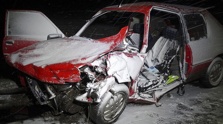 A sofőr felőli rész teljesen összeroncsolódott a kerekegyházi balesetben /Fotó: MTI - Donka Ferenc