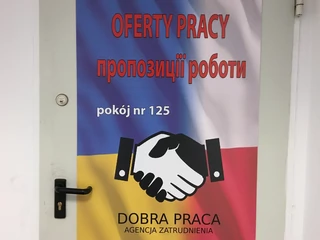 Polscy przedsiębiorcy angażują się w pomoc Ukraińcom. Oferują pracę, rezerwują przy granicy noclegi dla rodzin pracowników i załatwiają transport do różnych miejscowości w kraju, organizują opiekę nad dziećmi, dopłacają do wynajmowanych mieszkań, organizują punkty konsultacyjne oraz wspierają organizacje humanitarne, które pomagają uchodźcom