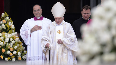 Emerytowany papież Benedykt XVI przybył na mszę kanonizacyjną