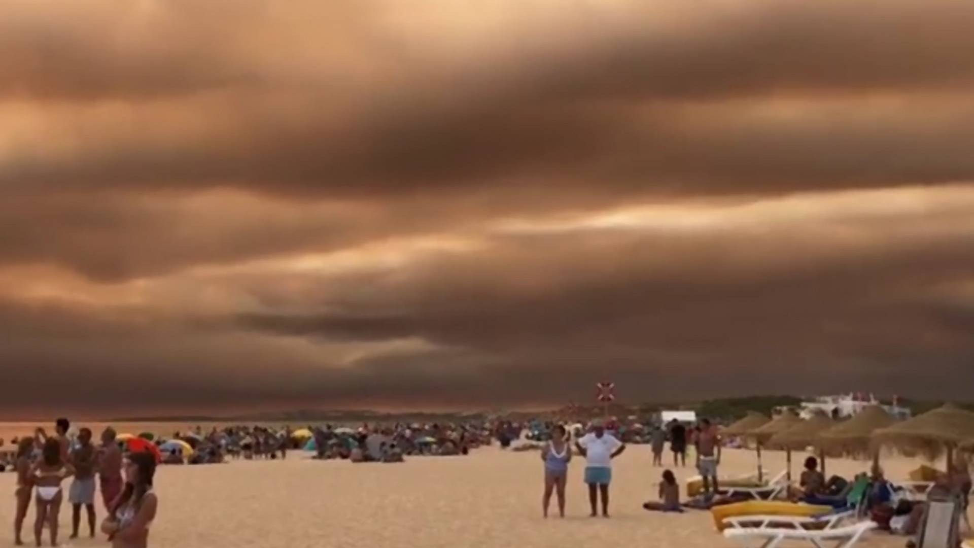 Apokaliptični prizori požara iznad portugalske plaže