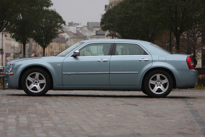 Używany Chrysler 300C: czy warto kupić amerykańską limuzynę?
