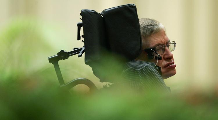 Stephen Hawking hangját elnyelte egy fekete lyuk - Méltó helyen nyugszik korunk tudósa