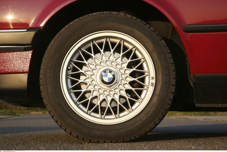 BMW E30 Cabrio - Czas na rekreację w klasycznym stylu