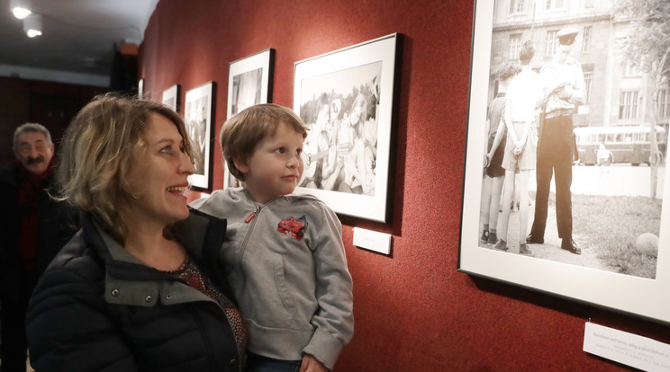 Benjamin (5) kedvence ez a fotó, mert rendőr is van rajta. Szülei, Pap Gábor (75) és Dndoy Gabriella (50) még ráérnek beszélni kisfiuknak a korról, amikor a karhatalom még gyerekeket is igazoltathatott az utcán / Fotó: Grnák László