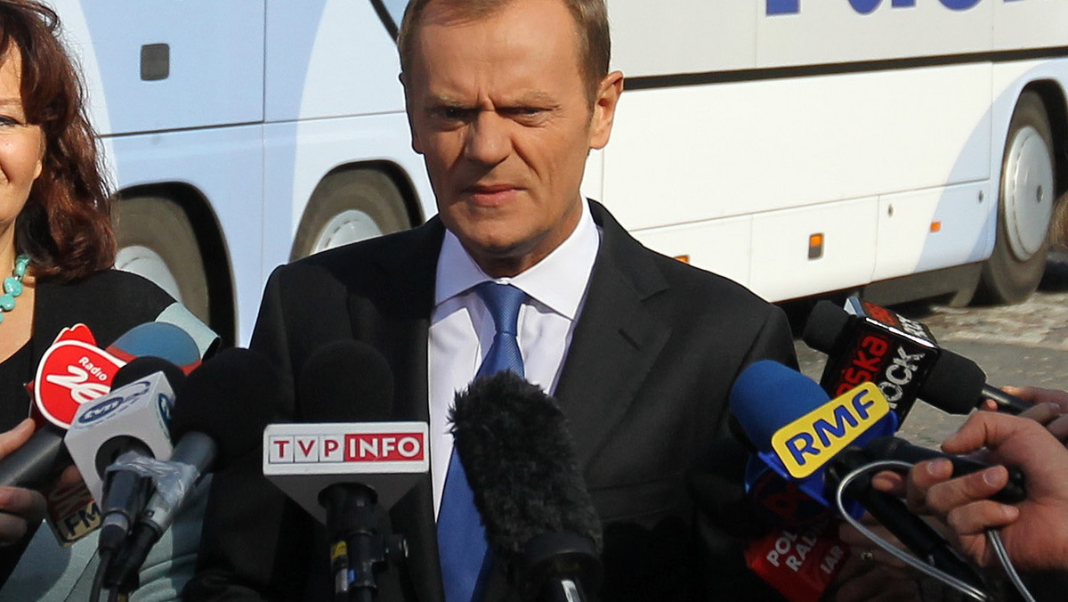 Donald Tusk, który w rozmowie z "Faktem" opowiada o kulisach swoich podróży po Polsce przyznaje, że rządzenie Polską i prowadzenie kampanii w autobusie nie jest łatwe, ale "nie jest dramatyczne". - Pracowałem w cięższych warunkach. Dzisiaj spałem pięć godzin, to nie jest jakiś wyczyn, znam ludzi, dla których to norma. Ale to jest norma również dla premiera - przyznaje Tusk.