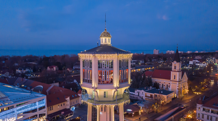 Siófok éjszaka is lenyűgöző látványt nyújt