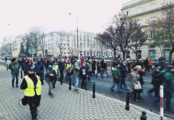 Antyfaszyści przeszli przez Warszawę. Zobacz zdjęcia