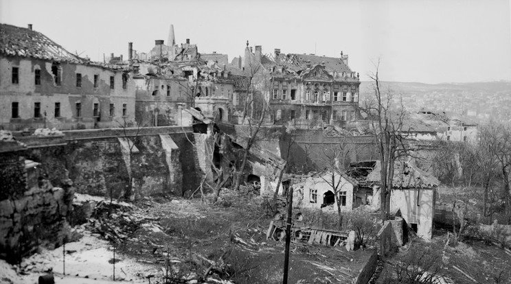 Kilátás a Halászbástyáról, 1945-ben, az ostrom végén / Fotó: Fortepan