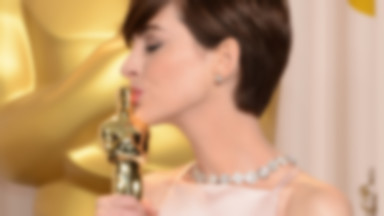 ABSURD TYGODNIA! Anne Hathaway tłumaczy się z wyboru sukni