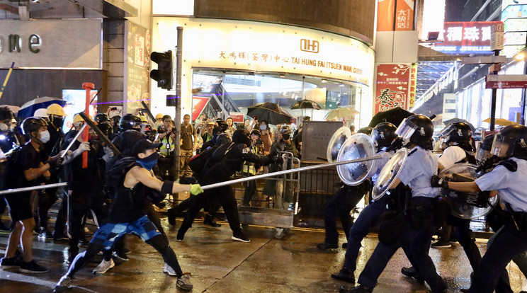 Könnygázt, gumilövedéket és vízágyúkat vetettek be a tüntetők ellen Hongkongban /Fotó: Northfoto