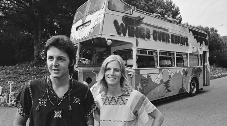 Paul McCartney brit énekes és zenész, valamint Linda McCartney (1941-1998) amerikai fotós és zenész az átalakított turnébusz előtt, amellyel a Wings együttesük Európában turnézik Juan-les-Pinsben, Franciaországban, 1972. július 12-én. / Fotó: Getty Images
