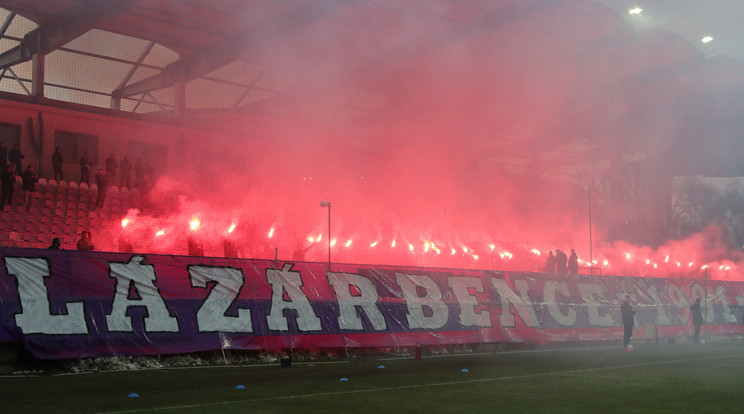 A szurkolók a lelátón, a játékosok a pályán emlékeztek a
fiatalon elhunyt egykori Újpest-futballistára /Fotó: Grnák László