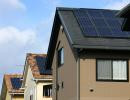 Kolektory słoneczne na dachach domów w Japonii