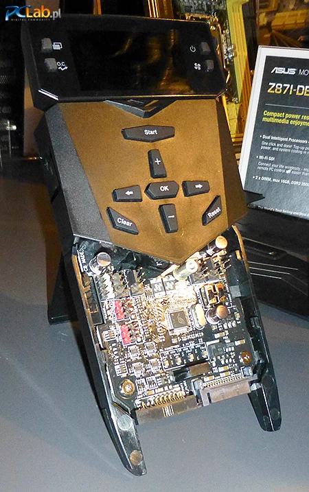 Dolna część obudowy odsłania narzędzia do ekstremalnego podkręcania: dodatkowe przełączniki i złącza magistrali SMBus do kontrolowania układów zasilania na kartach graficznych