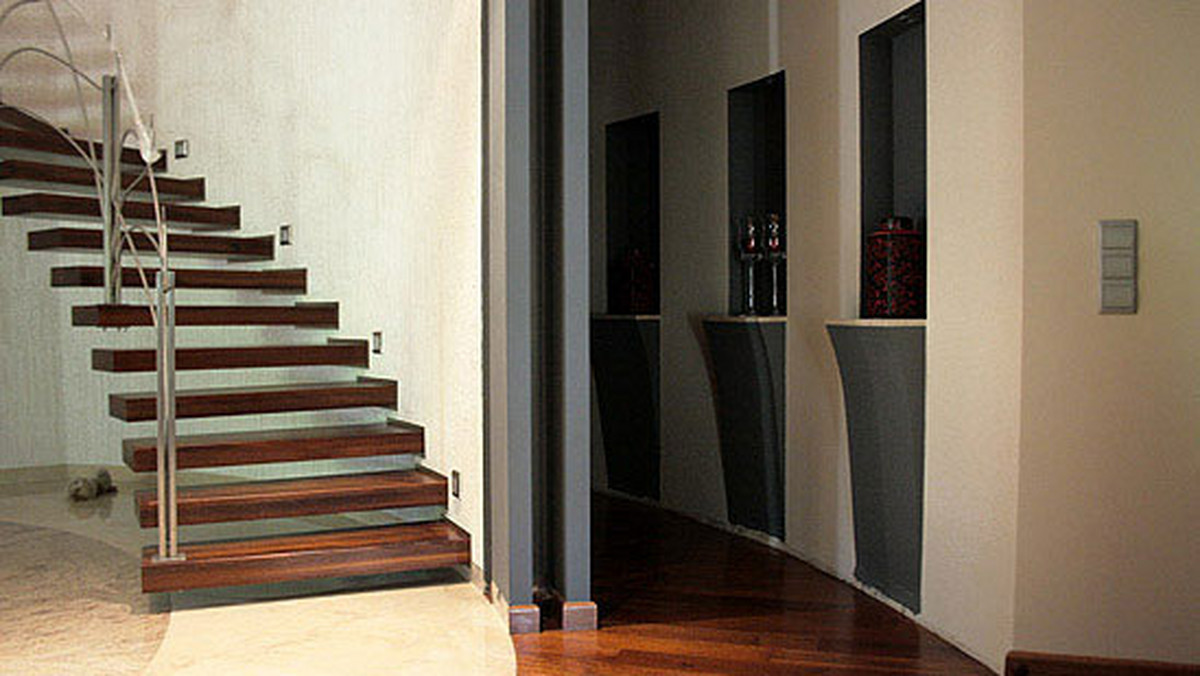 Jakie materiały sprawdzają się najlepiej w przypadku schodów, a których raczej nie powinniśmy wykorzystywać? Zastosować klasyczne drewno lub kamień, a może modernistyczne szkło czy blachę nierdzewną?