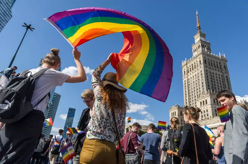 Prezydent Warszawy Rafał Trzaskowski podpisał Kartę LGBT+