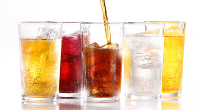 Badanie: dla 50 proc. uczniów słodzone napoje owocowe są zdrowe