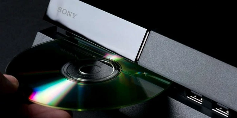 Niestety, płyty CD na PS4 nie odtworzymy, ale dzięki gniazdom USB podłączymy do konsoli pendrive'a z zapisanymi utworami