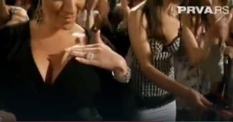 &Scaron;pica za emisiju "Veče sa Ivanom Ivamovićem" u kojoj joj se voditelj potpisuje na grudi