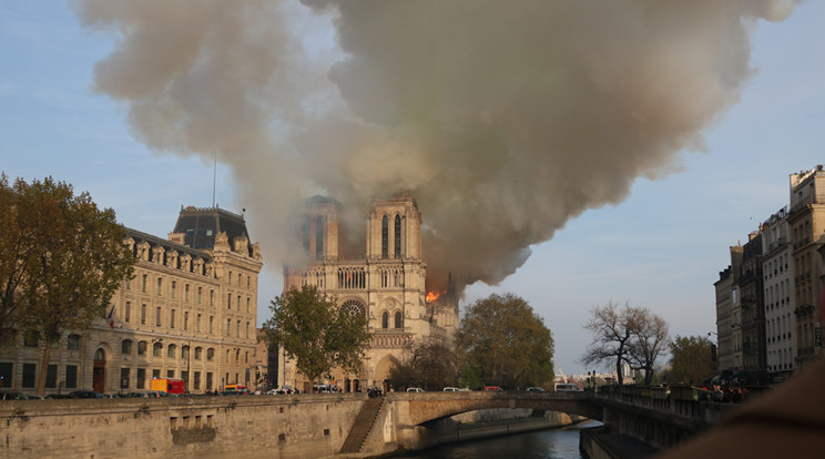 Lángokban állt a Notre-Dame. Fotó: Getty Images, Puzzlepőix
