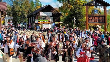 Jesienny redyk. Blisko dwa tysiące owiec przeszło ulicami Szczawnicy